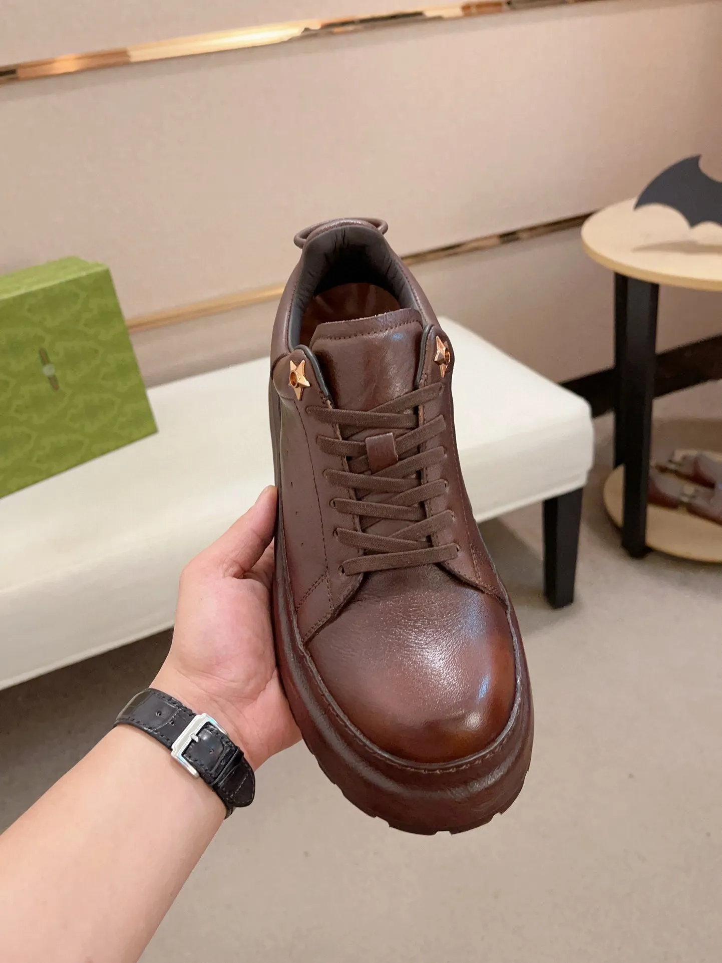 Men's shoes 💰: 680💰 Gucci (Gucci) new men's shoes, sold simultaneously on the official website, made from original orders, uppers made of first-layer cowhide, purely handmade craftsmanship 🌈 High-end first-layer genuine leather lining, original non-slip and wear-resistant outsole, fashionable and versatile, standard size .37-44. Can be customized 45-46
